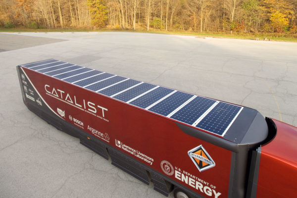 Hệ thống pin mặt trời giúp xe tải đông lạnh giảm thải CO2