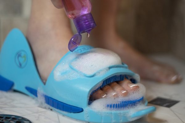 Squeaky Clean Feet: Đôi giày làm sạch và xoa bóp, giảm đau bàn chân của bạn