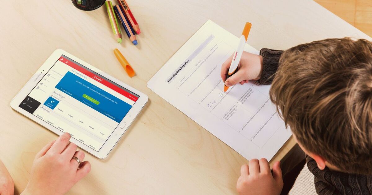 Công nghệ KIHT hỗ trợ dạy trẻ viết chữ trên giấy qua bút thông minh