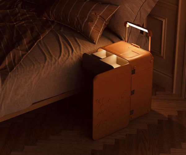 Thiết kế vali nhân đôi kết hợp bàn cạnh giường ngủ giúp bạn lấy đồ không cần mở vali