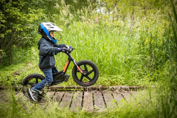 IronE : Xe đạp điện tự cân bằng dành cho trẻ em đầu tiên trên thế giới