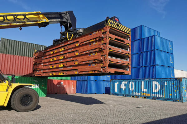 Các container gấp gọn giúp giải quyết tình trạng tắc nghẽn ở cảng và tối ưu vận chuyển