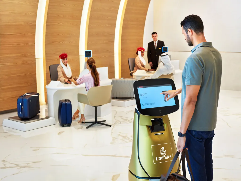 Emirates giới thiệu Robot tự động đầu tiên trên thế giới để tự làm thủ tục