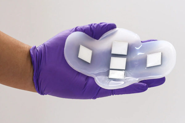 Miếng dán siêu âm đeo trên người đo độ đầy của bàng quang mà không cần gel