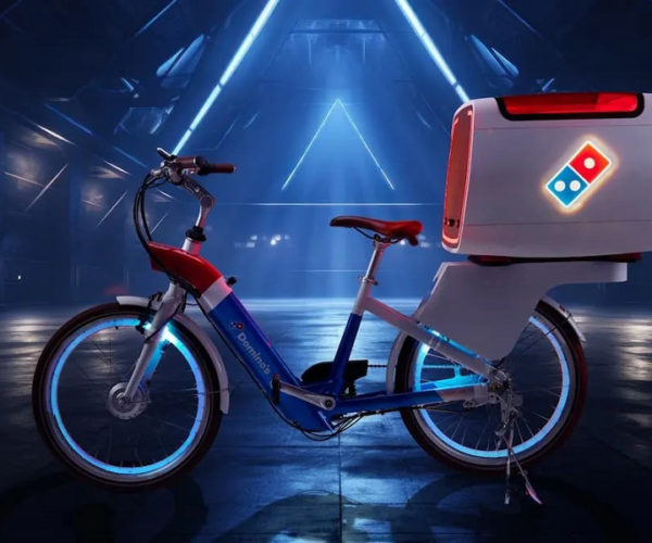 Domino giới thiệu xe điện giao pizza có trang bị lò nướng